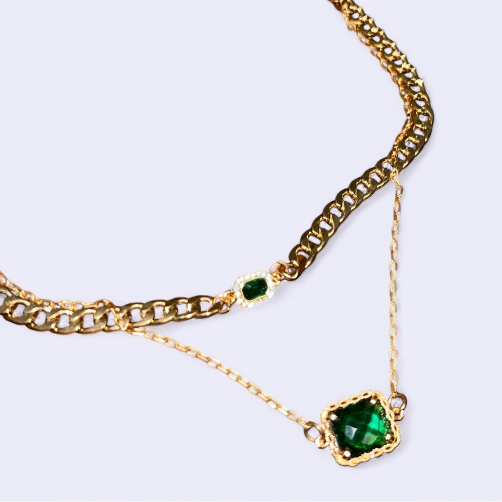 Elegant Gold and Green Necklace - Picture 2 of 2